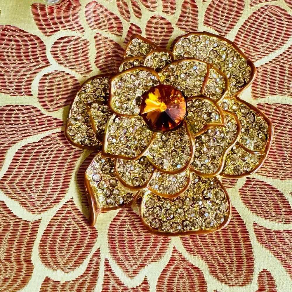 Vtg Sew Few-Handmade Gold clutch with beautiful floral 3D brooch.Magnet closure.